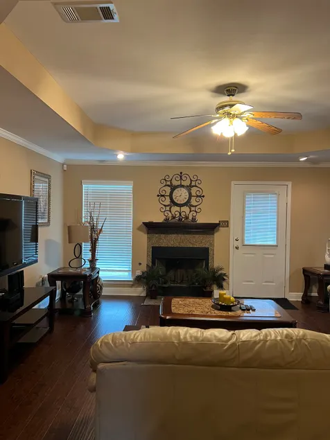 Charming Retreat - Near Airport & Downtown - Image 1