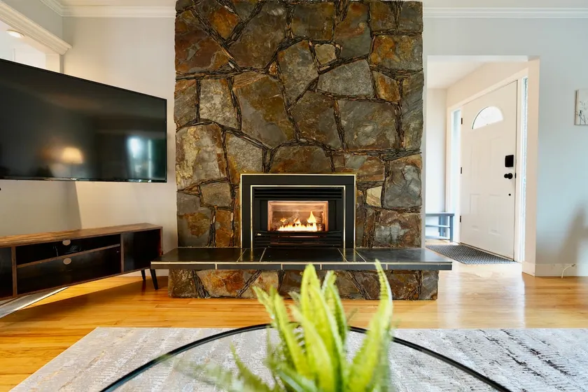 3 King beds plus a Sofa Bed, Fireplace and BBQ - Image 1