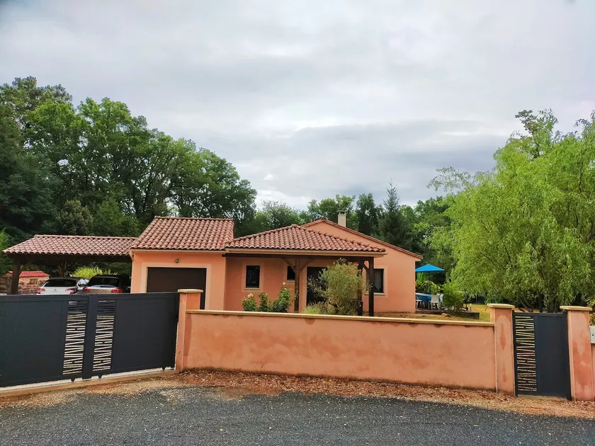 Fully fenced house for 8 people - Image 1