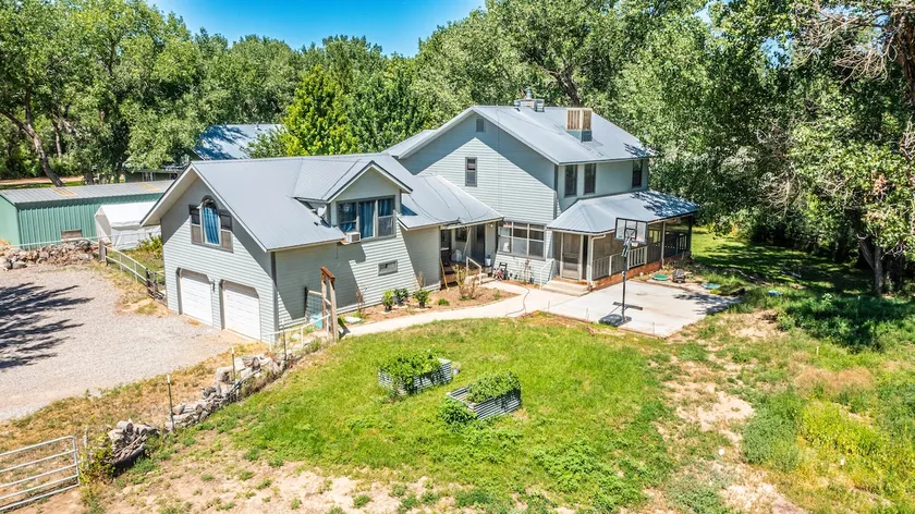 Charming modern farmhouse - Image 1