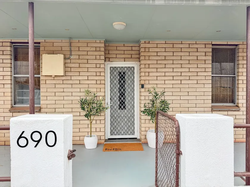Saltbush Cottage, 4 bedrooms/5 beds, pet friendly - Image 1