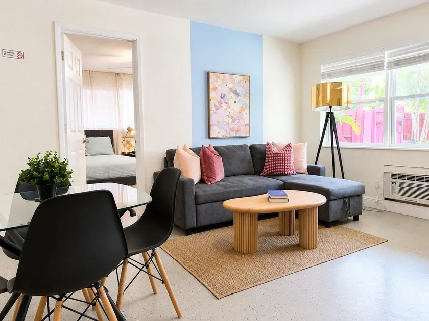 Spacious Family Stay • Sleeps 6 • Parking - Image 1