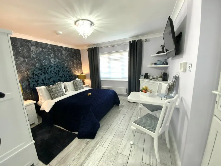 THE KNIGHTWOOD OAK a Luxury King Size Bed -En-Suite Space - LYMINGTON NEW FOREST with Private Entrance - Key Box entry-Free Parking & Private Outdoor Seating Area -Full Fibre WiFi -Town ,Shops , Pubs & Solent Way Walking Distance & Complimentary Breakfast - Image 1