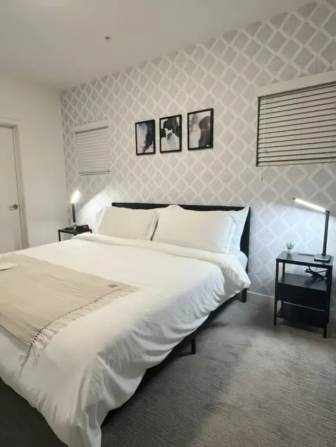 Resort style 1Kng & Twin Apt w/ Gym/ Pool/ Hot Tub - Image 1