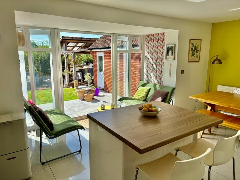 Stylish home with bespoke outdoor kitchen - Image 1