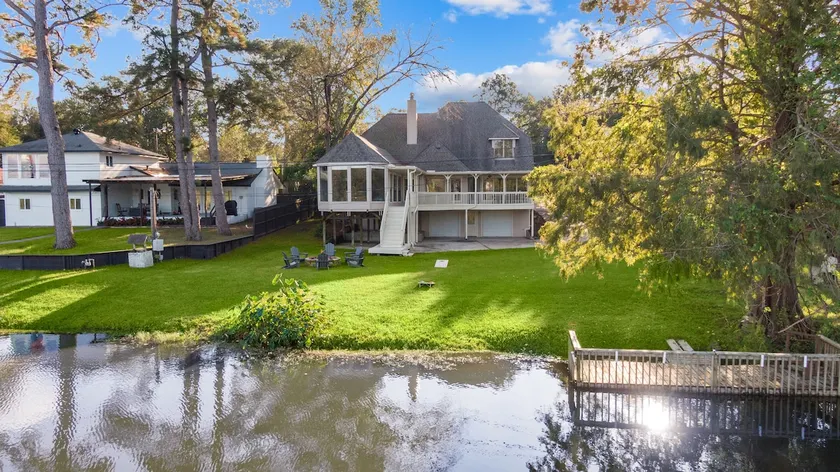 Woodlands Area Lake View Retreat - Image 1