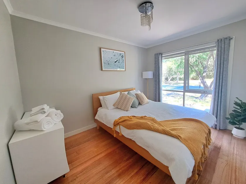 Cozy retreat awaits, dog friendly, walk to beach - Image 1
