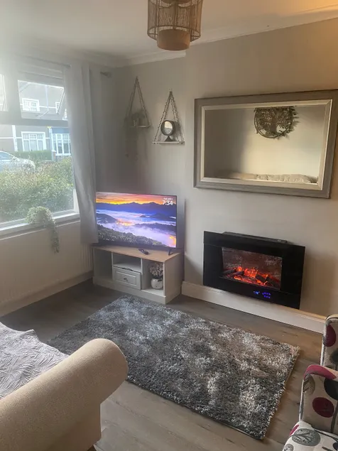 Bright 3-Bed Home w/ Free Parking – Near City - Image 1
