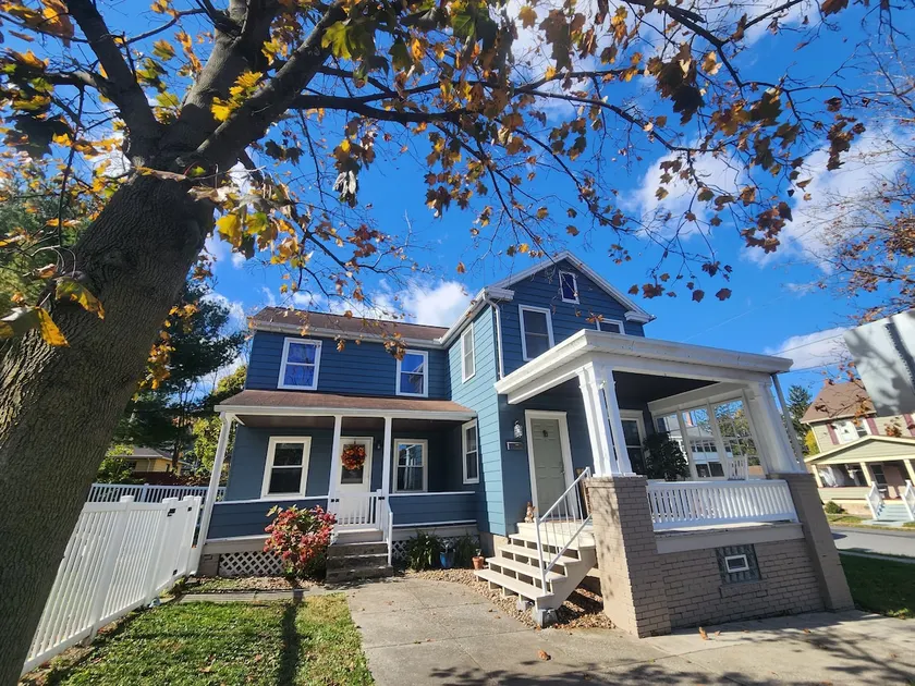 Cottage on Clark Street - Image 1