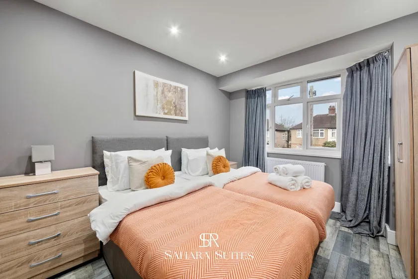 Luxury 5-BR Home - Reading Centre - Monthly Stays & Parking - Image 1