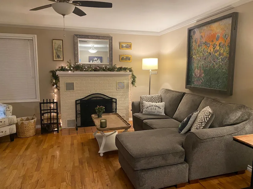 4 Beds-2 Bath Cottage w/Bonus Living Room Sleeps 6 - Image 1