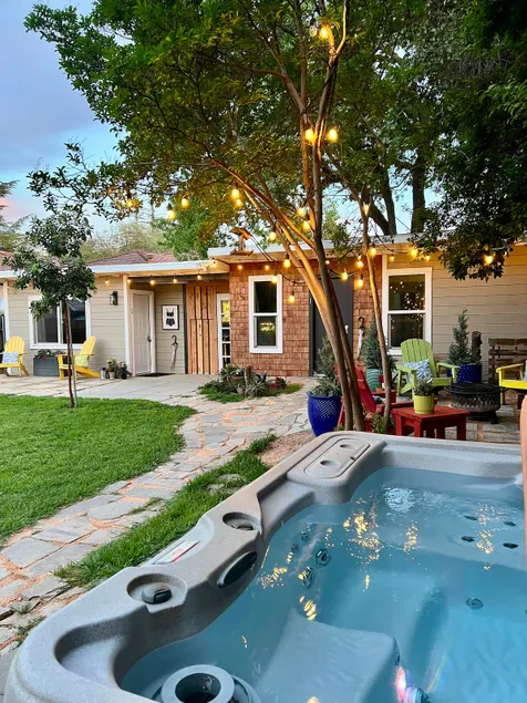 King Suite | Hot Tub | Yard | WiFi | 5 Stars - Image 1