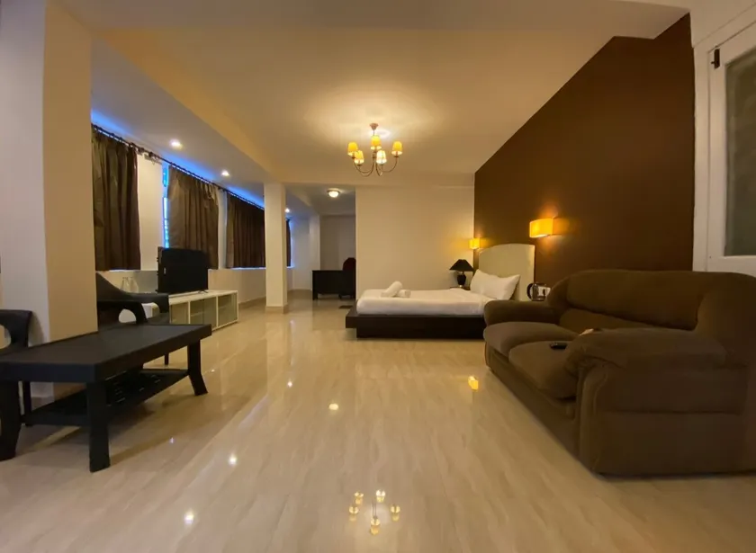 Heart of MG Marg,5 bed,4 rooms, full kitchen, wifi - Image 1