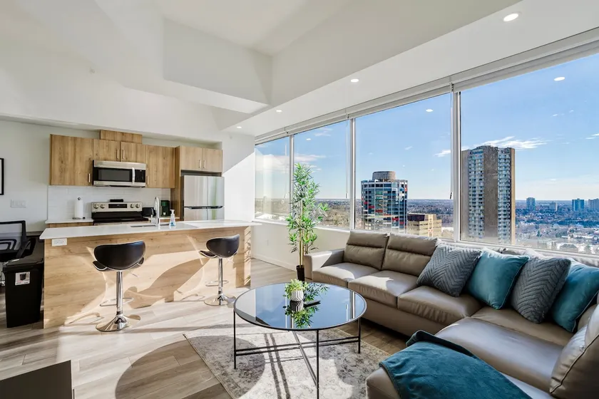 City Centre, Luxury Corner Suite, Near Rogers - Image 1