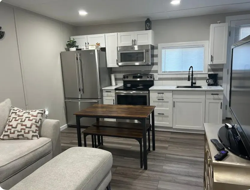 Yellow Door Apartment - Image 1