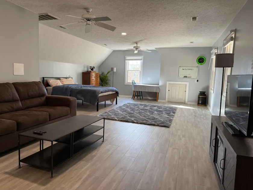 The Farm House Retreat - Image 1