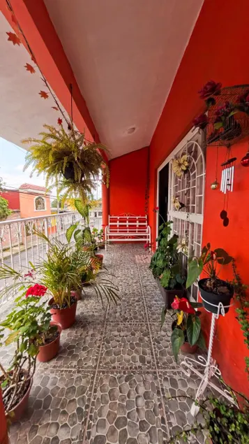 Spacious Apartment with Terrace - Image 1