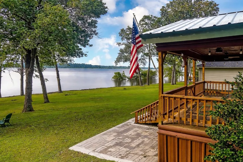 Lakefront on Paradise Drive - Image 1