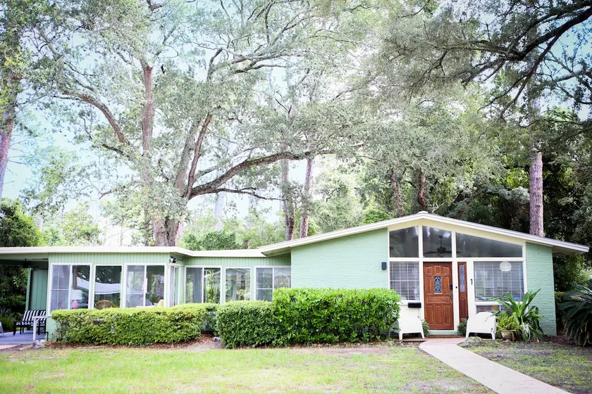 1960’s Historic Jekyll Gem- Walk to Beach & Bikes - Image 1
