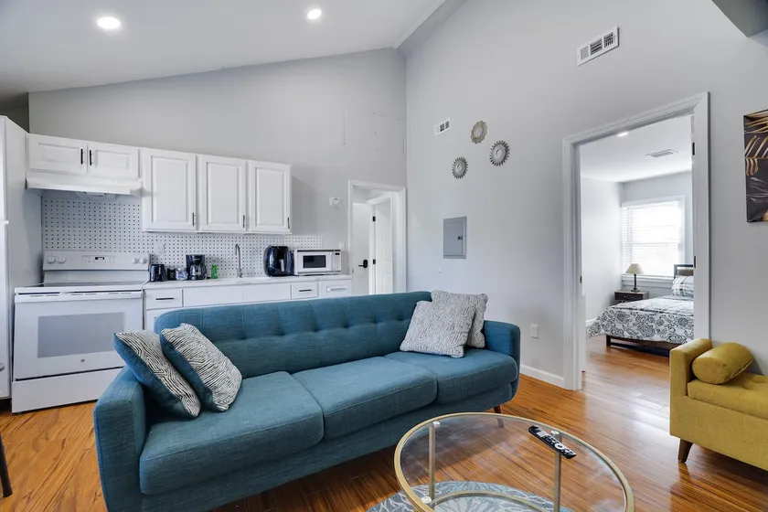 2BR Apt Near EWR & NYC • Workspace + Parking - Image 1