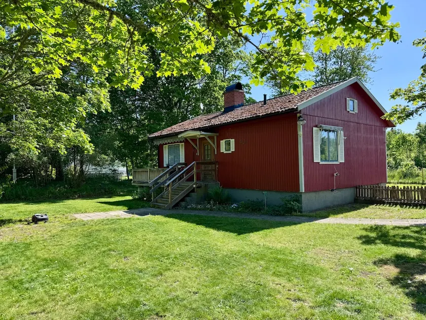 Vacation villa with fenced yard - Image 1