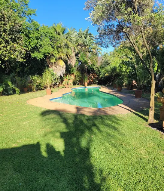Charming Garden Cottage in a Central Location - Image 1