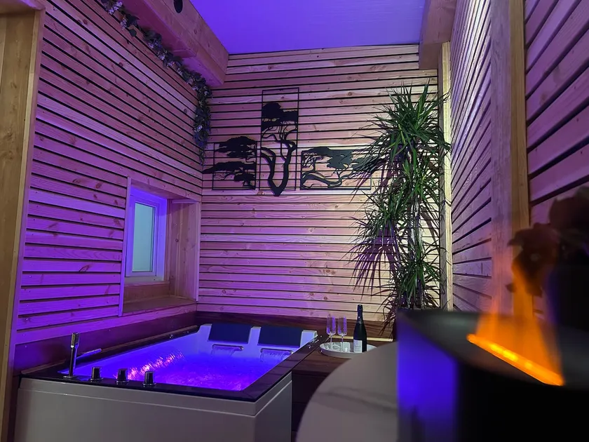Love Room with Spa & Private Sauna. The Duras Experience - Image 1