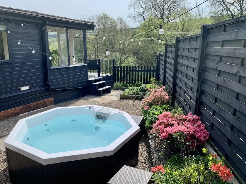 Rustic Riverside Lodge Plus Hot Tub. - Image 1
