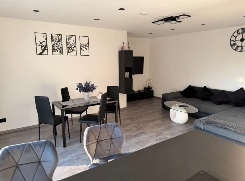 Modern luxury apartment with parking & Smart TV - Image 1