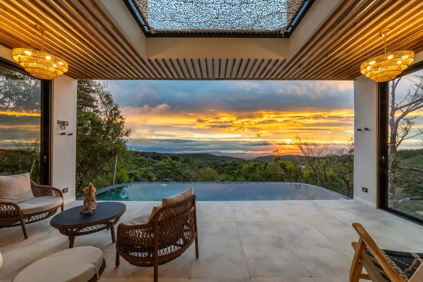 Luxury villa on the Cloud Forest Infinity Pool - Image 1