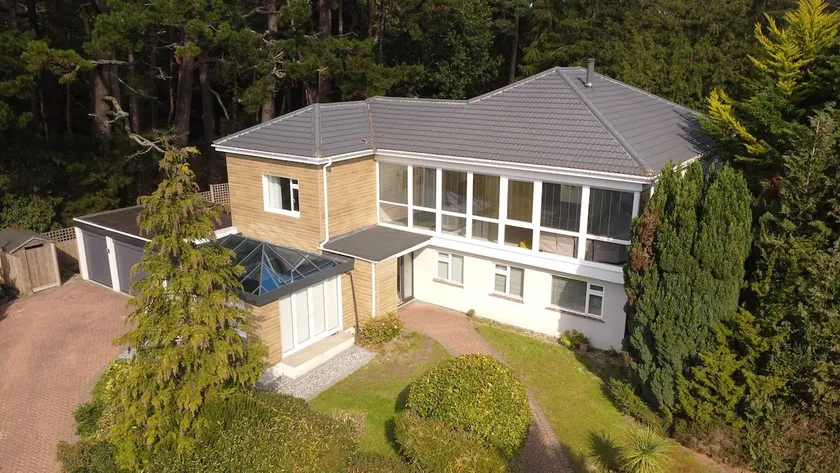 5 Bed House - Pool - Hot Tub - Sauna - Near Coast - Image 1