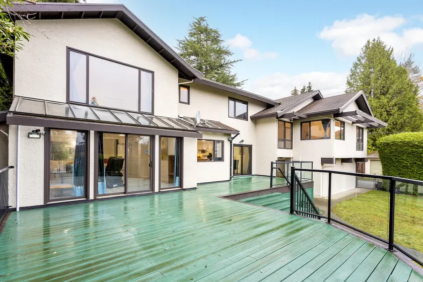 Luxurious 5BR Villa w/Sauna - Image 1