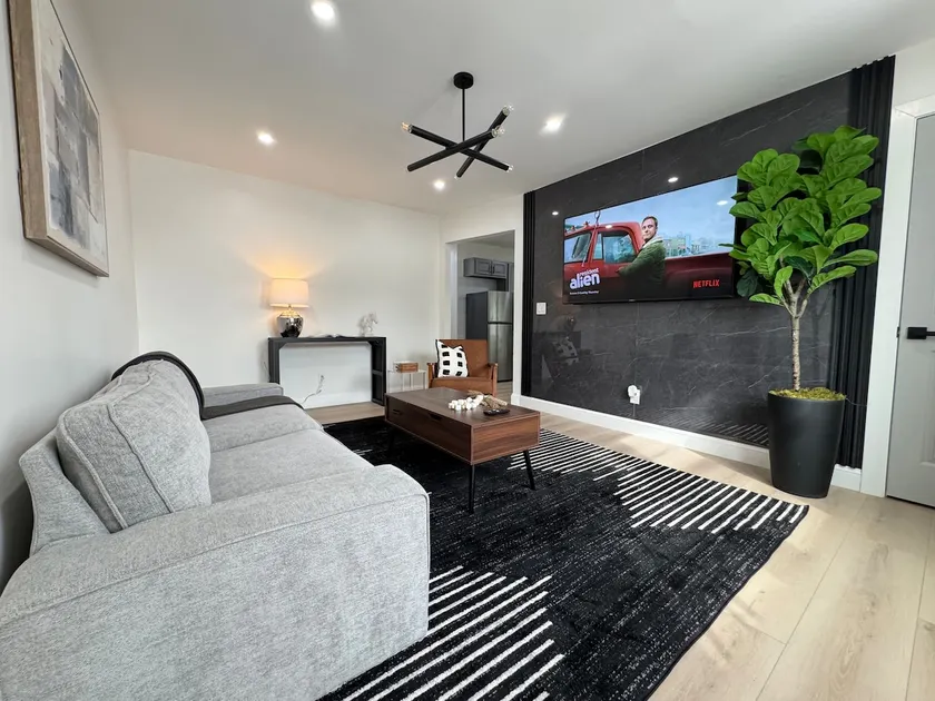Stylish Apt Pet & Family Friendly Parking NY Stay - Image 1