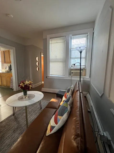 Only 20 minutes from downtown Manhattan - Image 1