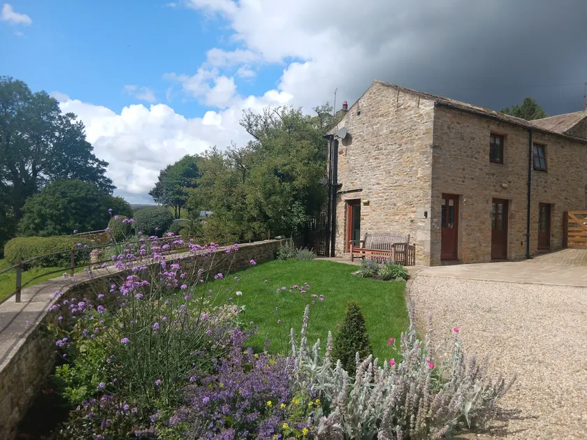 Cosy barn with stunning views in quiet hamlet - Image 1