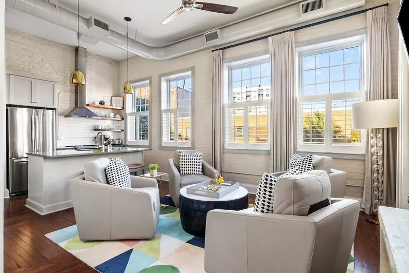 Private Terrace - 12 Bedrooms - 6 Condos - King ST - Image 1