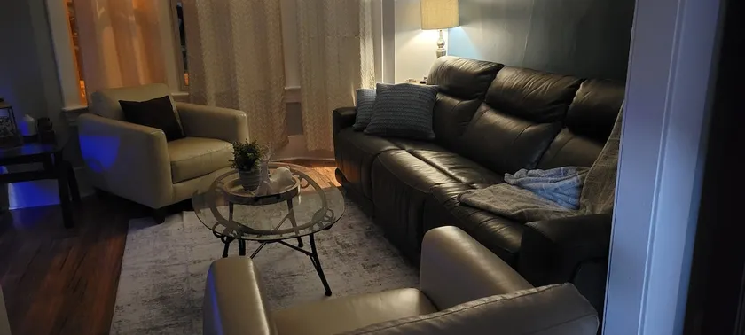House near Winnipeg Airport and All Amenities - Image 1