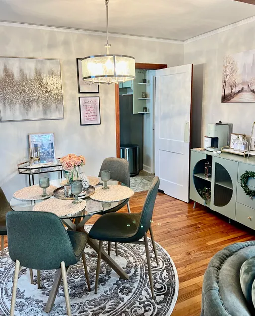 Local and Luxe Mosley Manor Apartment - Image 1
