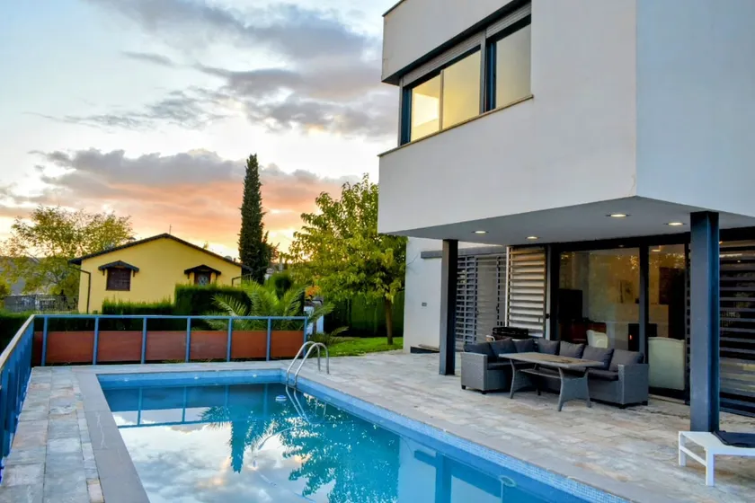 Villa Sierra, pool & BBQ - Image 1