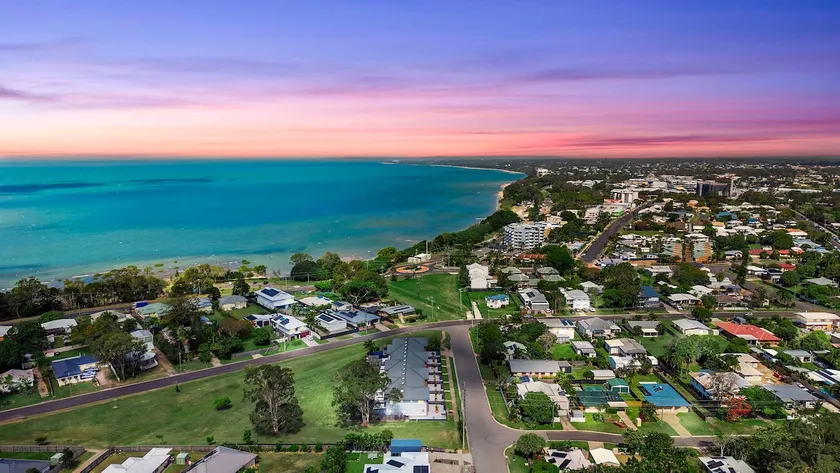 Little Miss Beach House in Hervey Bay - Image 1