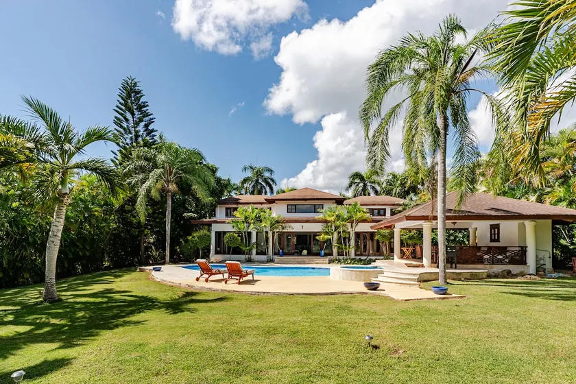 Exclusive Villa with Golf View - Image 1