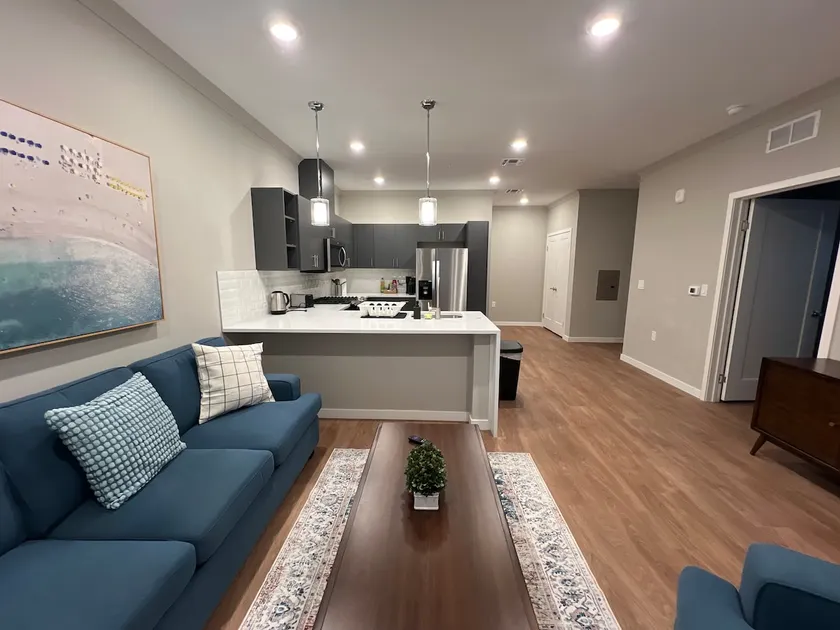 227 Chic 1BR – 2-Min Walk to Train, Free Parking - Image 1