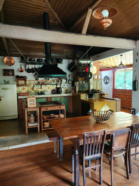 House with Private Stream, 1,500 Meters from Downtown - Image 1