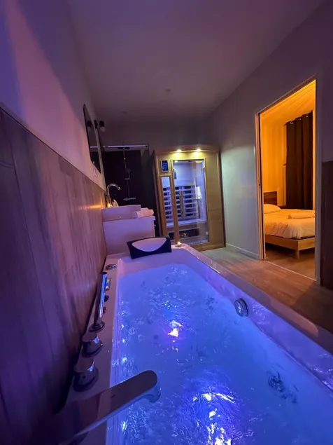Workshop, sauna and spa - Image 1