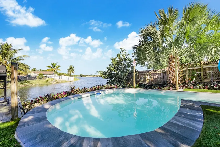 Beautiful Villa with Water View - Image 1