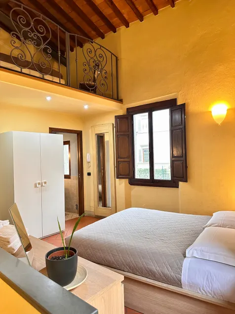 Cozy classic Italian house near Santa Croce, on the Lungarno - Image 1