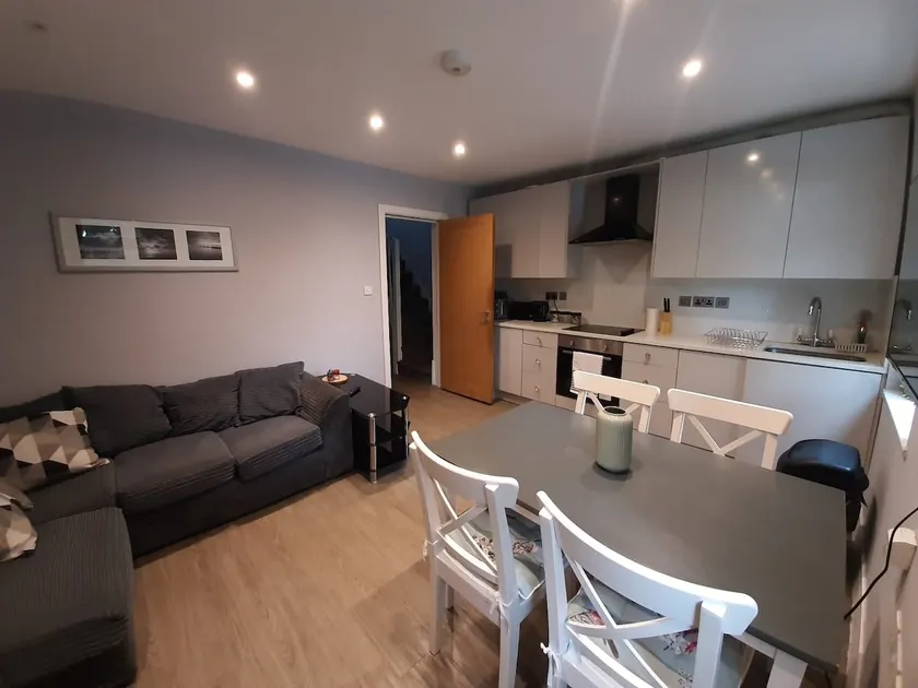 Central 3 beds with parking - Image 1