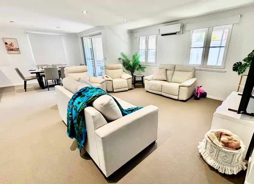 Stylish 2BR City Escape next Harbour with 2 parking - Image 1