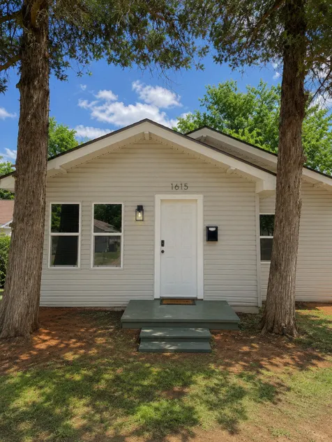 Twin Cedars | Stylish 2BR Retreat in Chickasha - Image 1