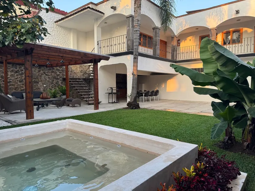 House with security, large jacuzzi, pet friendly. - Image 1